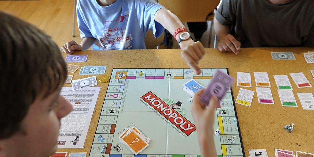 Monopoly-Hersteller Hasbro macht die Insolvenz der US-Spielzeugkette Toys R Us zu schaffen. (Archiv)