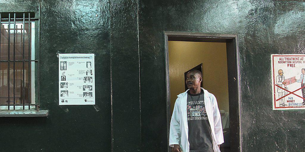 Krankenpfleger in der liberianischen Hauptstadt Monrovia: Das Land ist Ebolafrei (Archivbild).
