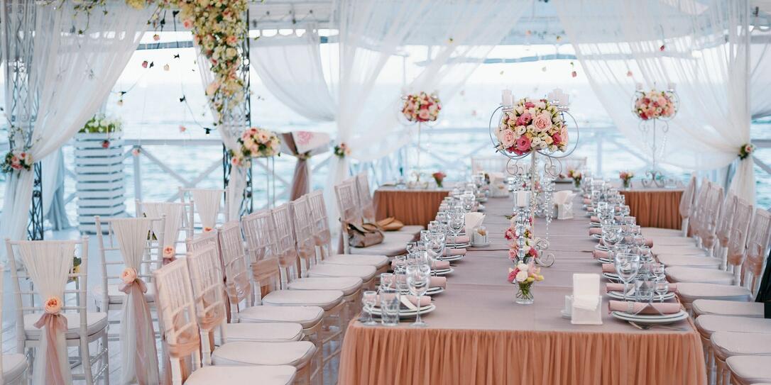 Decoration of tables at the wedding