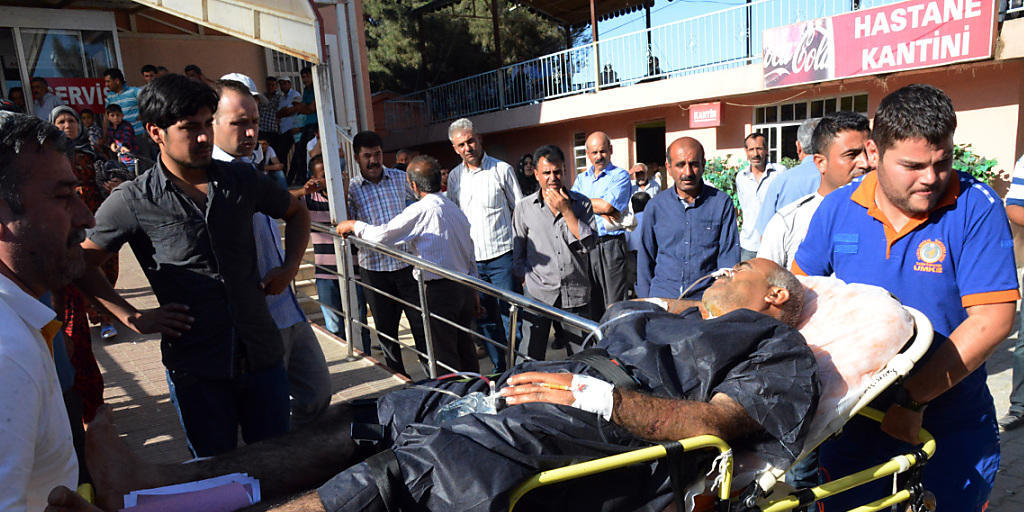 Ein bei den erneuten Kämpfen in Kobane verletzter Mann kommt auf der türkischen Seite in Pflege.