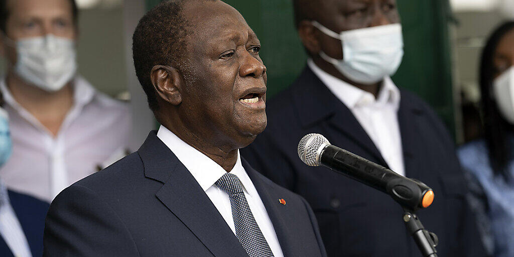 Präsident Alassane Ouattara nach seiner Stimmabgabe in einem Wahllokal in Abidjan. Foto: Leo Correa/AP/dpa