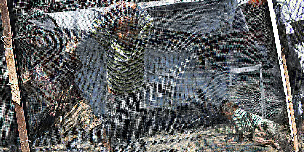 Spielende Kinder im Flüchtlingscamp Moria auf der Insel Lesbos. In dem für 3100 Bewohner ausgelegten Camp, leben derzeit 7585 Menschen, darunter auch viele Kinder.