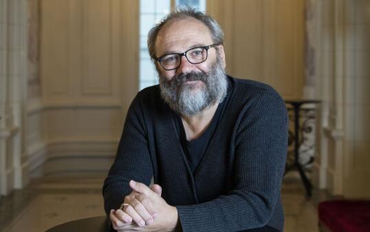 Cihan Inan, Schauspieldirektor am Konzert Theater Bern, bringt die erste deutschsprachige Bühnenfassung des Filmklassikers "The Great Dictator" auf die Berner Bühne: "Charlie Chaplins Appell an die Vernunft und die Menschlichkeit ist auch für mich die zentrale Botschaft."
