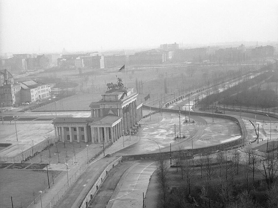 Die Berliner Mauer ist am heutigen Montag genauso lange weg, wie sie existiert hatte. (Archivbild)