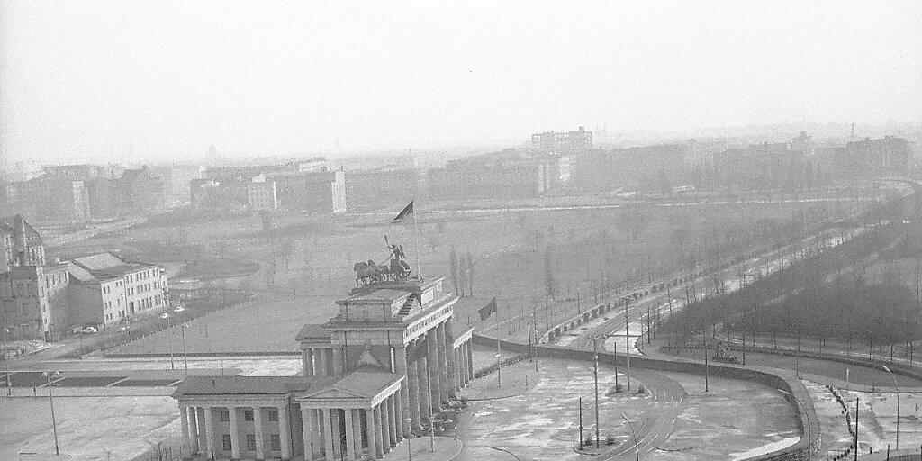 Die Berliner Mauer ist am heutigen Montag genauso lange weg, wie sie existiert hatte. (Archivbild)