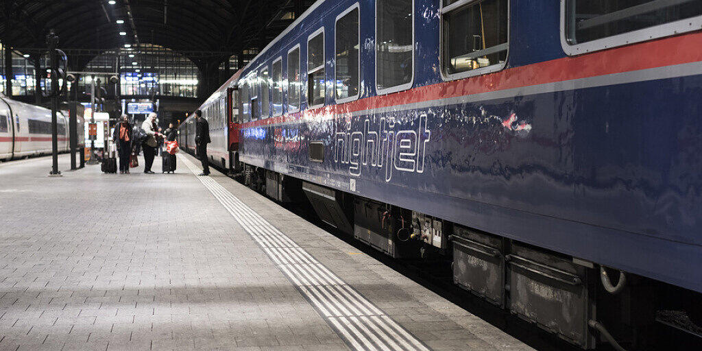 Ein Nightjet der ÖBB im SBB Bahnhof Basel - SBB und ÖBB wollen das Angebot im Nachtzugverkehr von sechs auf zehn Linien ausbauen. (Archivbild) Ein Nightjet der ÖBB im SBB Bahnhof Basel - SBB und ÖBB wollen das Angebot im Nachtzugverkehr von sechs auf zehn Linien ausbauen. (Archivbild)