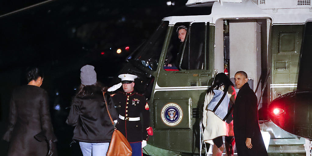US-Präsident Barack Obama mit seinen beiden Töchtern und Ehefrau Michelle vor dem Abflug nach Hawaii.