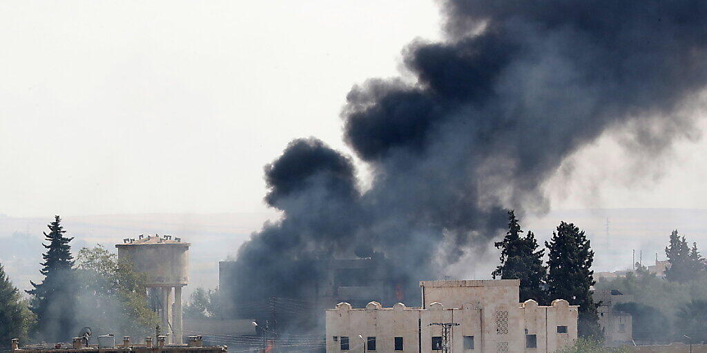 Rauch steigt auf über der syrischen Grenzstadt Ras al-Ain nach einem Luftangriff der türkischen Armee. (Archivbild)