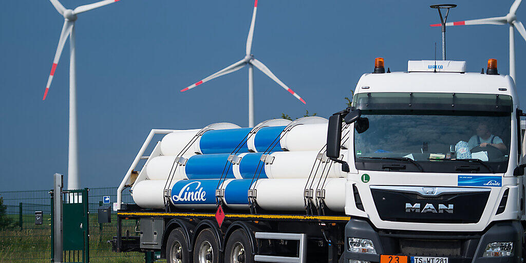 Ein Wasserstofftankfahrzeug verlässt das Gelände eines Energieparks in Deutschland: Um Klimaneutralität im Jahre 2050 zu erreichen, braucht es vor allem "grünen" Wasserstoff - etwa aus Windkraft. Die Schweiz ist aktuell daran, das Potential des Wasserstoffs zu analysieren. (Archiv)