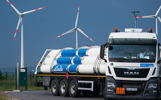 Ein Wasserstofftankfahrzeug verlässt das Gelände eines Energieparks in Deutschland: Um Klimaneutralität im Jahre 2050 zu erreichen, braucht es vor allem "grünen" Wasserstoff - etwa aus Windkraft. Die Schweiz ist aktuell daran, das Potential des Wasserstoffs zu analysieren. (Archiv)