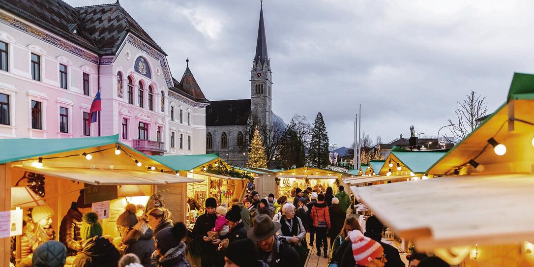 2018 herrschte zwischen den Marktständen des Weihnachtsdorfs bisweilen sehr dichter Verkehr. An  diesem Wochenende soll das spürbar besser sein.	Bild: Julian Konrad