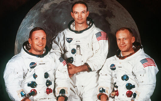 Auf dem ikonischen Team-Porträt der "Apollo 11"-Besatzung ragt Michael Collins (M) hervor. Allerdings nur da. Sonst stehen immer Kommandant Neil Armstrong (l) und Landefährenenpilot Edwin E. Aldrin "Buzz" (r) im Fokus. (Archivbild)