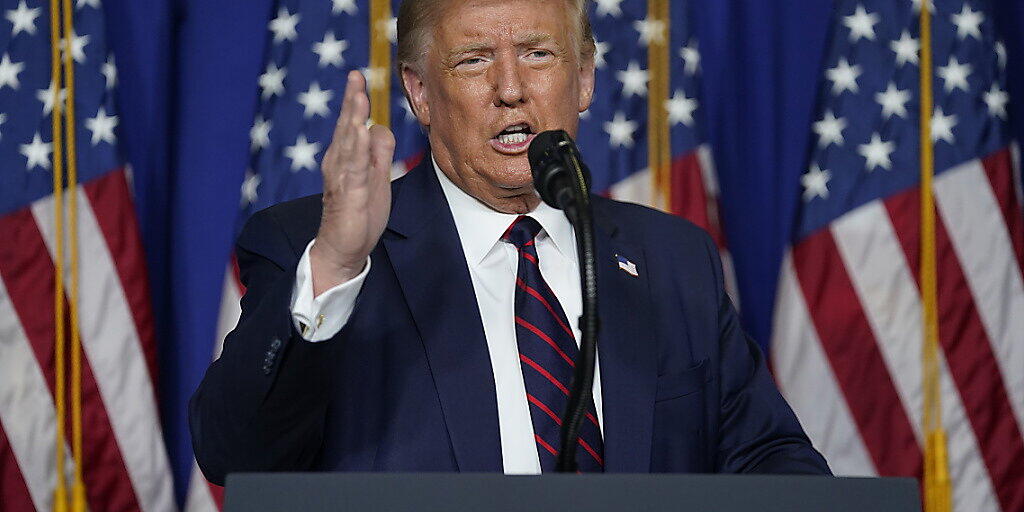 US-Präsident Donald Trump erhält ein Corona-Briefing iin Morrisville. Foto: Evan Vucci/AP/dpa