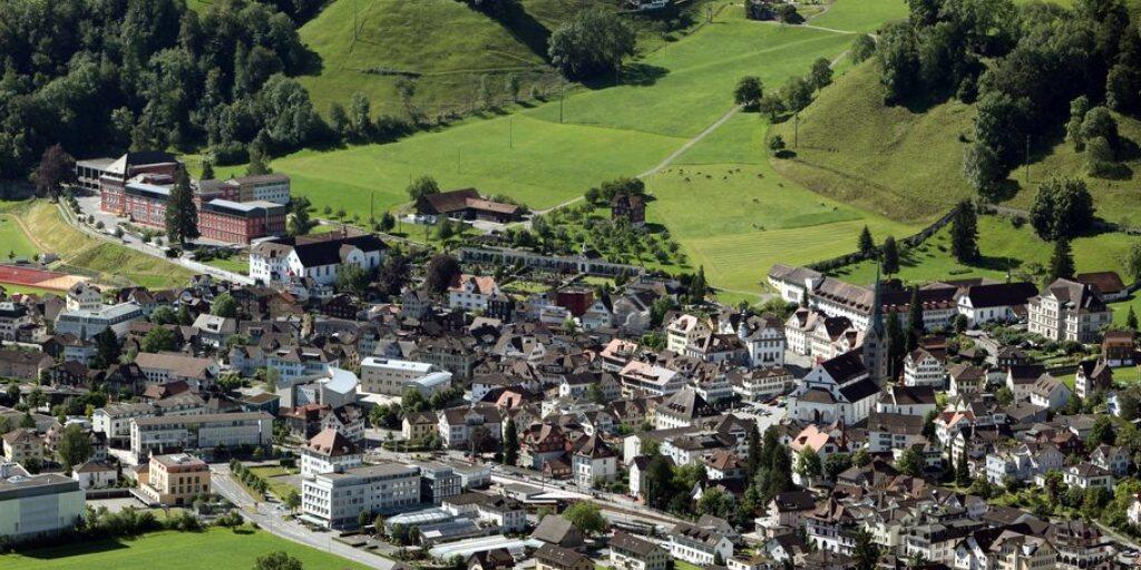 Die Schweiz ist im weltweiten Steuerwettbewerb noch immer gut positioniert - allerdings stehen grosse Umbrüche bevor. Im Bild der Nidwaldner Kantonshauptort Stans. (Archiv)