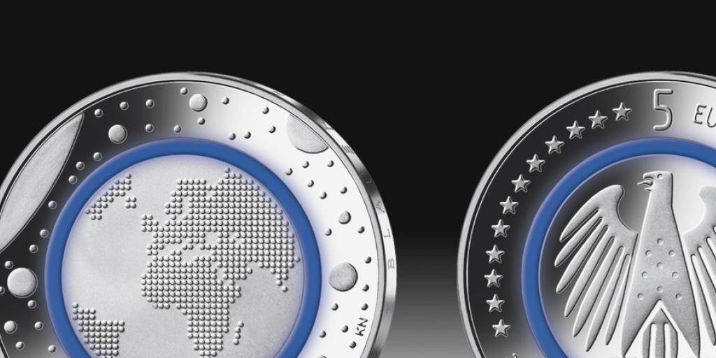 Die 5-Euro-Münze: Als Weltneuheit gilt der blaue Ring, der zwischen die Sterne des Weltalls und die Erde eingelagert ist.