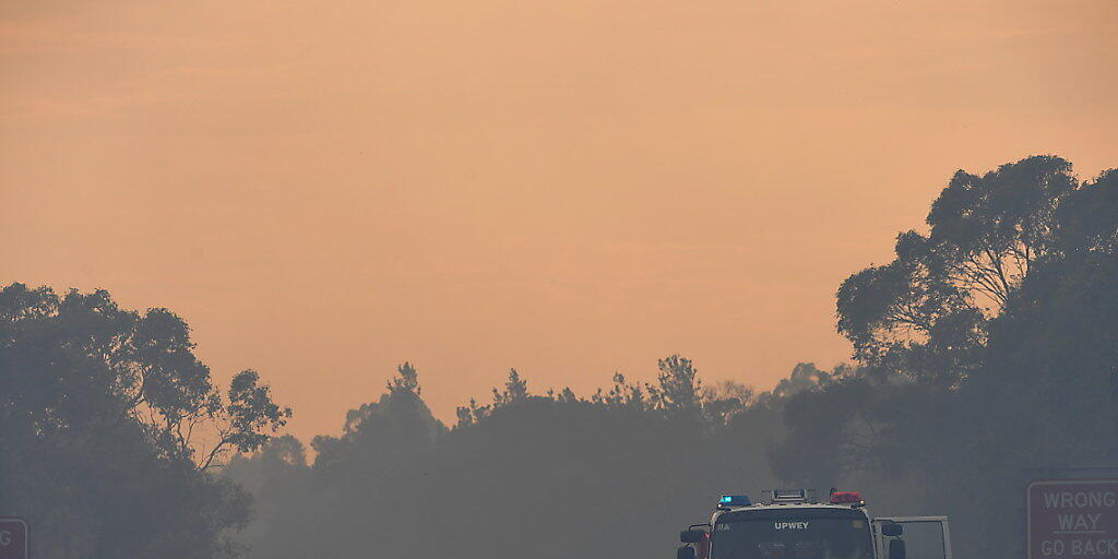 Der Himmel im australischen Bundesstaat Victoria brennt: Rund 1000 Feuerwehrleute sind im Einsatz, gegen die Wald- und Buschbrände, welche bereits tausende Hektar Land zerstört haben.