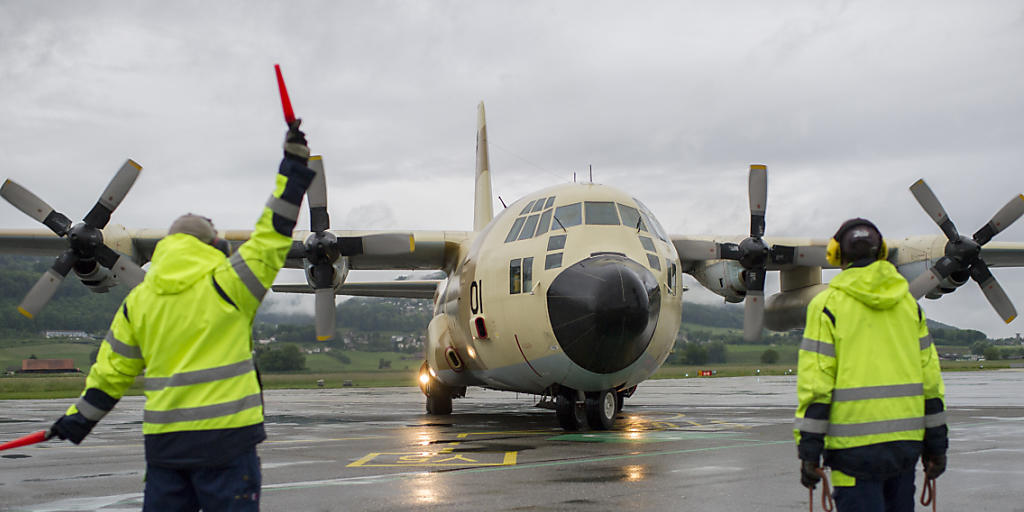 Die Finanzkontrolle hat die Zusammenlegung der zivilen und militärischen Flugsicherung unter die Lupe genommen. Aus ihrer Sicht gibt es "erhebliche Schwachstellen". (Symbolbild) Die Finanzkontrolle hat die Zusammenlegung der zivilen und militärischen Flugsicherung unter die Lupe genommen. Aus ihrer Sicht gibt es "erhebliche Schwachstellen". (Symbolbild)