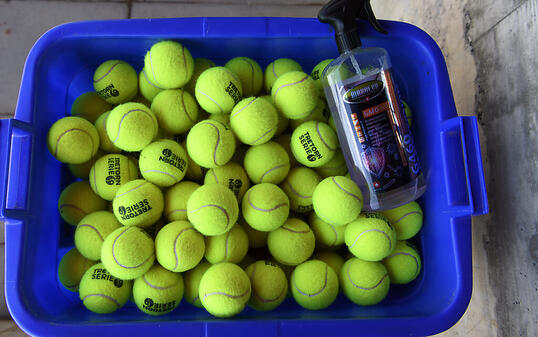 Eine Flasche Desinfektionsmittel und die Tennisbälle bleiben im Korb: Das ATP-Turnier in Washington findet nicht statt.