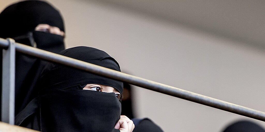 Der Bundesrat will Burka und Nikab nicht verbieten. Er lehnt die Initiative "Ja zum Verhüllungsverbot" ab, will aber gesetzliche Regeln erlassen. (Themenbild)