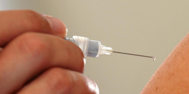 Arzt spritzt Patientin ein Grippeschutzmittel (Symbolbild) Arzt spritzt Patientin ein Grippeschutzmittel (Symbolbild)