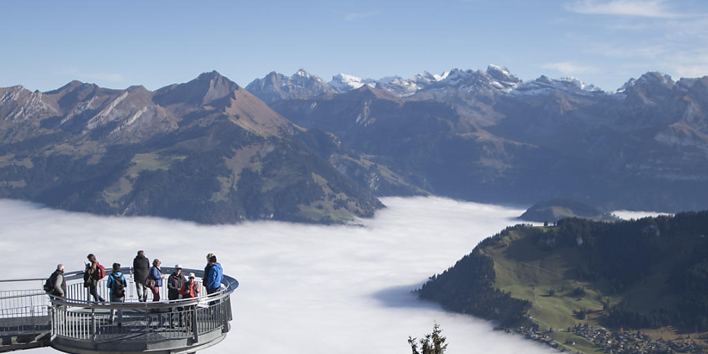 Für einen günstigen Preis zur Fernsicht reisen, zum Beispiel auf das Stanserhorn: Für öffentliche Verkehrsmittel gibt es ab September eine Spar-Tageskarte - allerdings mit Kontingenten. (Themenbild)