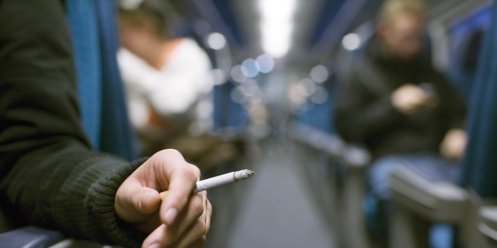 Dieses Bild ist Geschichte: Seit zehn Jahren gibt es in den SBB-Zügen keine Raucherabteile mehr (Archiv). Dieses Bild ist Geschichte: Seit zehn Jahren gibt es in den SBB-Zügen keine Raucherabteile mehr (Archiv).