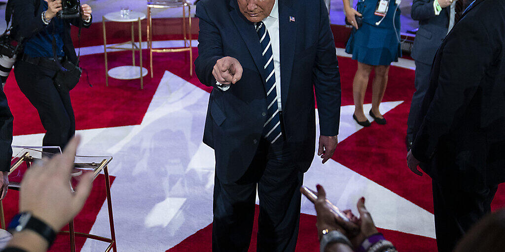 dpatopbilder - Donald Trump, Präsident der USA, spricht nach der Fragestunde im Perez Art Museum mit Wählern. US-Präsident Trump und sein demokratischer Herausforderer Biden sind zeitgleich bei konkurrierenden TV-Fragestunden mit Wählern aufgetreten. Foto: Evan Vucci/AP/dpa dpatopbilder - Donald Trump, Präsident der USA, spricht nach der Fragestunde im Perez Art Museum mit Wählern. US-Präsident Trump und sein demokratischer Herausforderer Biden sind zeitgleich bei konkurrierenden TV-Fragestunden mit Wählern aufgetreten. Foto: Evan Vucci/AP/dpa
