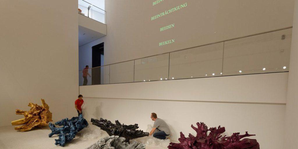 Märchenhafter Beitrag des chinesischen Künstlers Ai Weiwei: Fünf riesige, farbig angemalte Wurzeln mit dem Titel "Colored Roots 2009-2015".