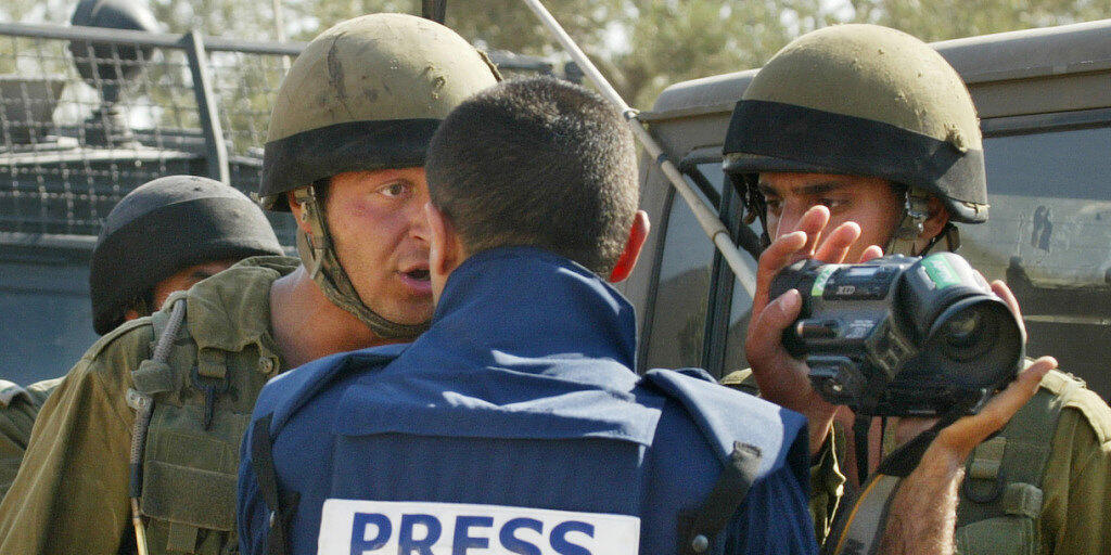 Ein israelischer Soldat bedeckt die Kamera eines Journalisten. Die Zahl der als sicher geltenden Länder, in denen Journalisten uneingeschränkt arbeiten können, nimmt weiter ab. Auf der Rangliste der Pressefreiheit von Reporter ohne Grenze liegt die Schweiz auf Rang 6. (Symbolbild) Ein israelischer Soldat bedeckt die Kamera eines Journalisten. Die Zahl der als sicher geltenden Länder, in denen Journalisten uneingeschränkt arbeiten können, nimmt weiter ab. Auf der Rangliste der Pressefreiheit von Reporter ohne Grenze liegt die Schweiz auf Rang 6. (Symbolbild)