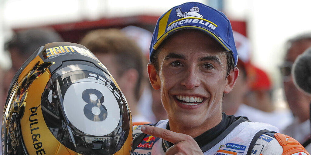 Marc Marquez präsentiert seinen neuen Gold-Helm mit der 8 für 8 WM-Titel an