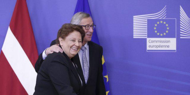 Lettlands Premierministerin mit EU-Kommissionschef Juncker (Archiv)