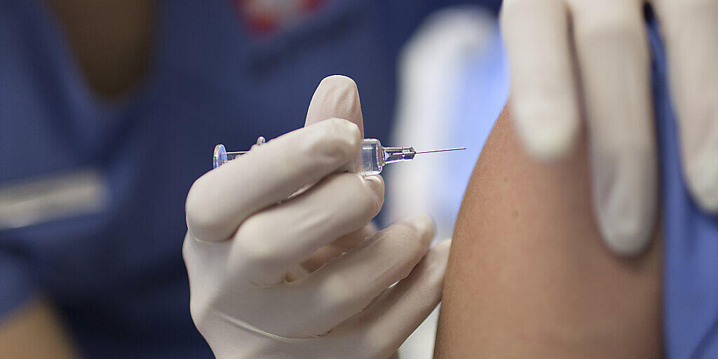 Die Suche nach Medikamenten und Impfstoffen gegen das neuartige Coronavirus läuft auf Hochtouren. (Symbolbild)