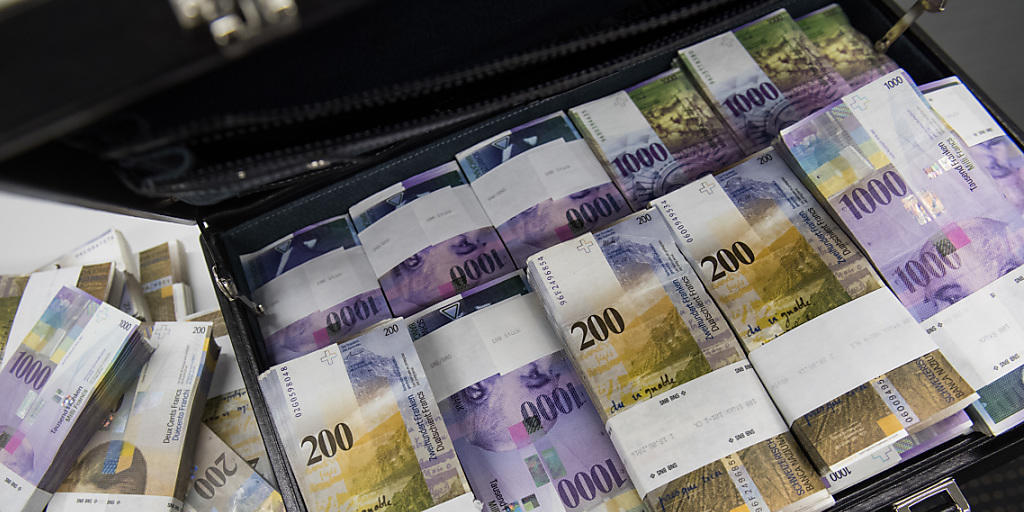 Der Bund kann sich günstig Geld beschaffen. Im laufenden Jahr konnte er sich dank Negativzinsen vor flüssigen Mitteln kaum retten. Auch für 2017 schliesst die Finanzverwaltung zusätzliche Einnahmen nicht aus. (Symbolbild)
