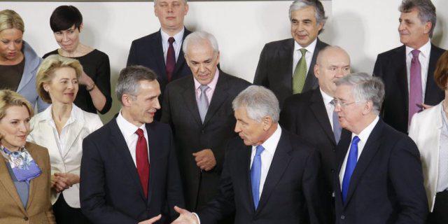 Die Verteidigungsminister versammeln sich für ein NATO-Gruppenfoto