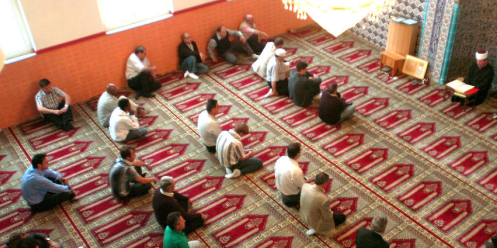 Muslime beten in der Moschee der Bosnischen Moslemischen Gemeinschaft in Emmenbrücke LU das Freitagsgebet. (Archiv) Muslime beten in der Moschee der Bosnischen Moslemischen Gemeinschaft in Emmenbrücke LU das Freitagsgebet. (Archiv)