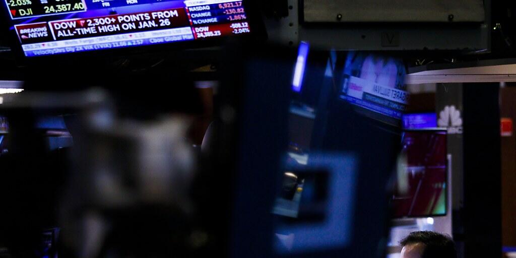 Ein weiterer schwieriger Tag an der New Yorker Börse: Der Leitindex Dow Jones hat erneut über 1000 Punkte verloren.