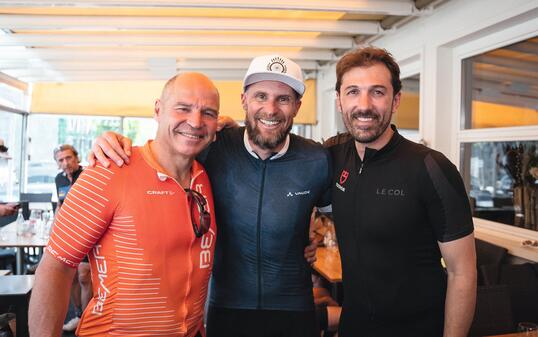 Fabian Cancellara (r.) mit Marc Girardelli (l.) und Marco Büchel