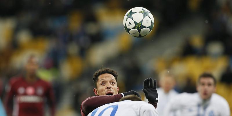 Kein Durchkommen: Besiktas-Akteur Adriano sieht den Ball im Duell mit Andrej Jarmolenko nur aus der Ferne