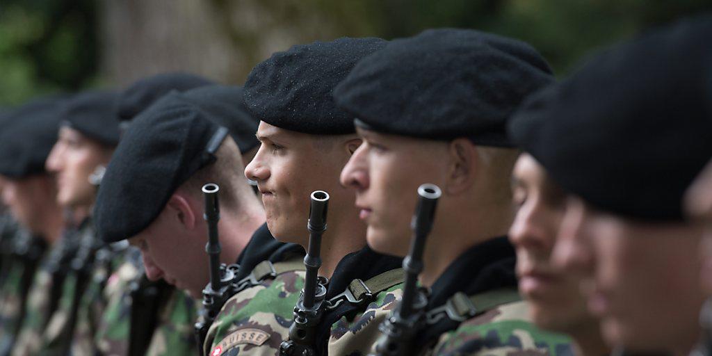 Schweizer dürfen ihre Armeewaffe nach der obligatorischen Dienstzeit behalten: EU-Innenminister akzeptiertem am Freitag in Luxemburg eine Ausnahme für die Schweiz (Archiv).
