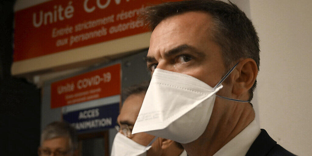 Olivier Veran, Gesundheitsminister von Frankreich, spricht mit medizinischen Mitarbeitern während eines Besuchs eines öffentlichen Krankenhauses. Foto: Christophe Simon/POOL AFP/AP/dpa Olivier Veran, Gesundheitsminister von Frankreich, spricht mit medizinischen Mitarbeitern während eines Besuchs eines öffentlichen Krankenhauses. Foto: Christophe Simon/POOL AFP/AP/dpa