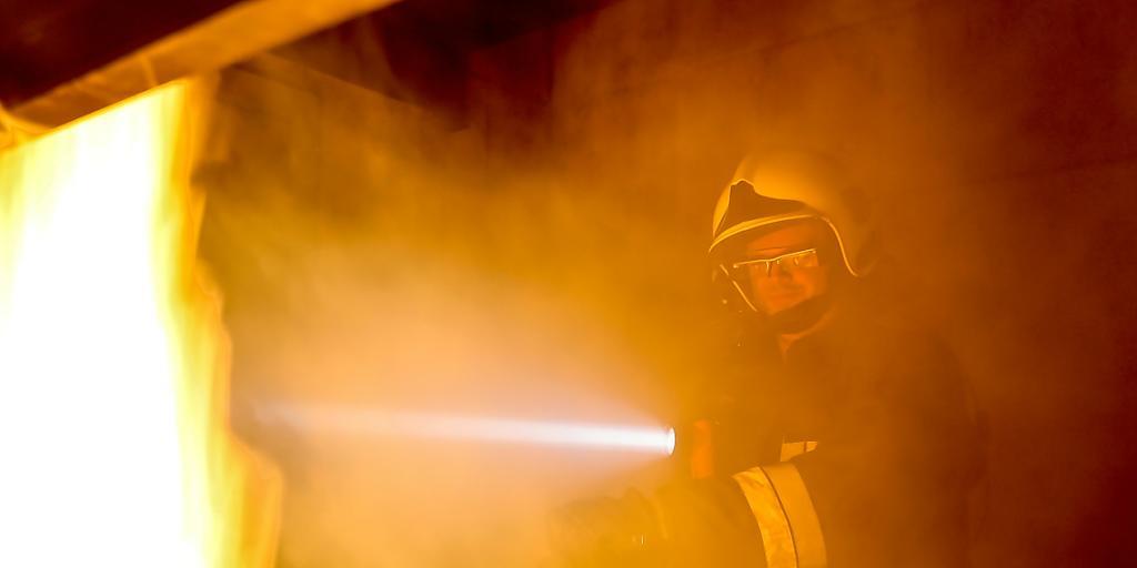 Auch bei dichtem Rauch sollen Feuerwehrleute mithilfe einer "Augmented Reality"-Brille den Überblick behalten. Auch bei dichtem Rauch sollen Feuerwehrleute mithilfe einer "Augmented Reality"-Brille den Überblick behalten.