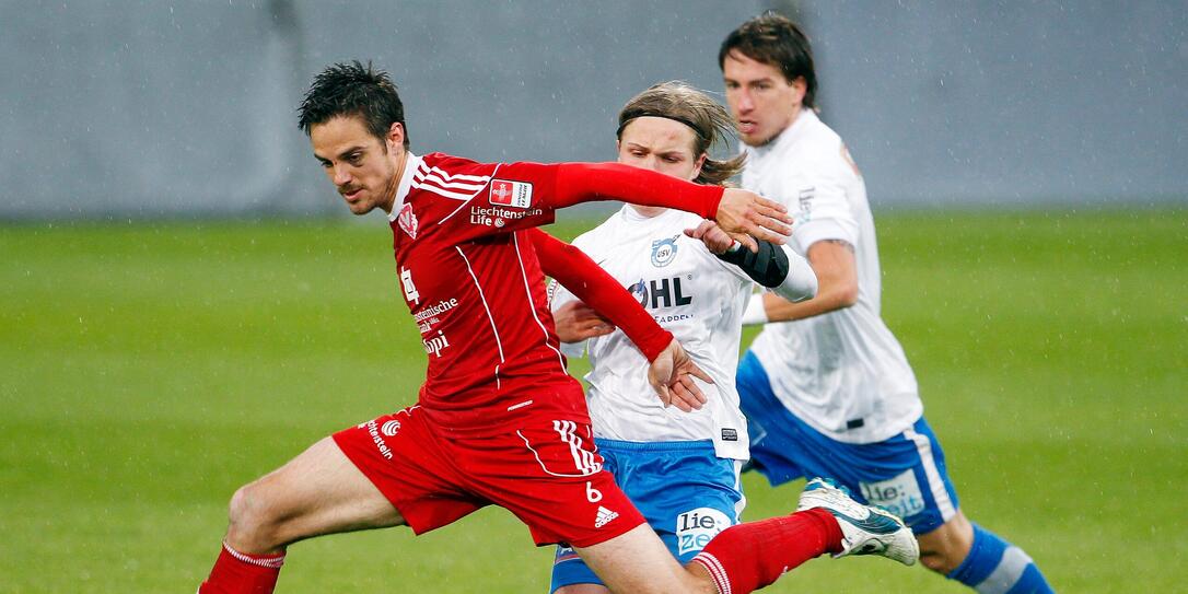 Mario Sara (l.) erzielte im Cupfinale am 16. Mai 2012 das 2:0 f&uuml;r den FC Vaduz. Im weiteren Spielverlauf gelang der USV Eschen/Mauren jedoch die Aufholjagd.