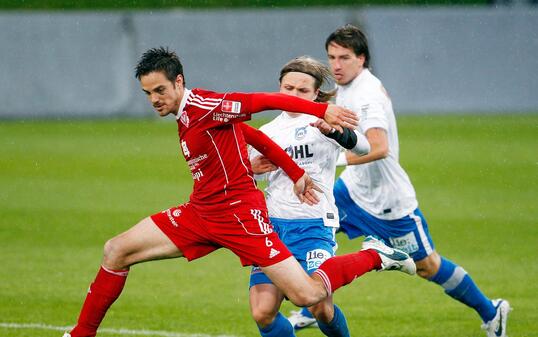 Mario Sara (l.) erzielte im Cupfinale am 16. Mai 2012 das 2:0 f&uuml;r den FC Vaduz. Im weiteren Spielverlauf gelang der USV Eschen/Mauren jedoch die Aufholjagd.