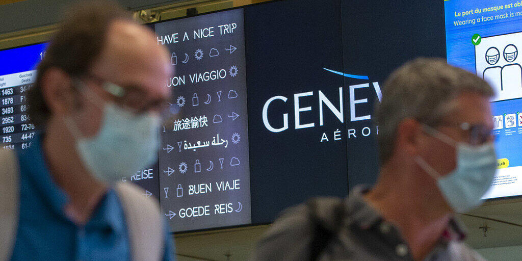 Künftig sind weniger Reisende von einer Quarantäne bei der Rückkehr in die Schweiz betroffen. Im Bild Passagiere am Flughafen Genf. (Archivbild) Künftig sind weniger Reisende von einer Quarantäne bei der Rückkehr in die Schweiz betroffen. Im Bild Passagiere am Flughafen Genf. (Archivbild)