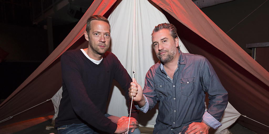 Der Regisseur Dominik Flaschka (l) und der Autor und Komponist Roman Riklin (r) erhalten neben anderen den Schweizer Theaterpreis 2017. Die beiden zeichneten unter anderem für die Musical-Hits "Ewigi Liebi", "Ost Side Story" und "Mein Name ist Eugen - Das Musical" verantwortlich. (Archivbild) Der Regisseur Dominik Flaschka (l) und der Autor und Komponist Roman Riklin (r) erhalten neben anderen den Schweizer Theaterpreis 2017. Die beiden zeichneten unter anderem für die Musical-Hits "Ewigi Liebi", "Ost Side Story" und "Mein Name ist Eugen - Das Musical" verantwortlich. (Archivbild)