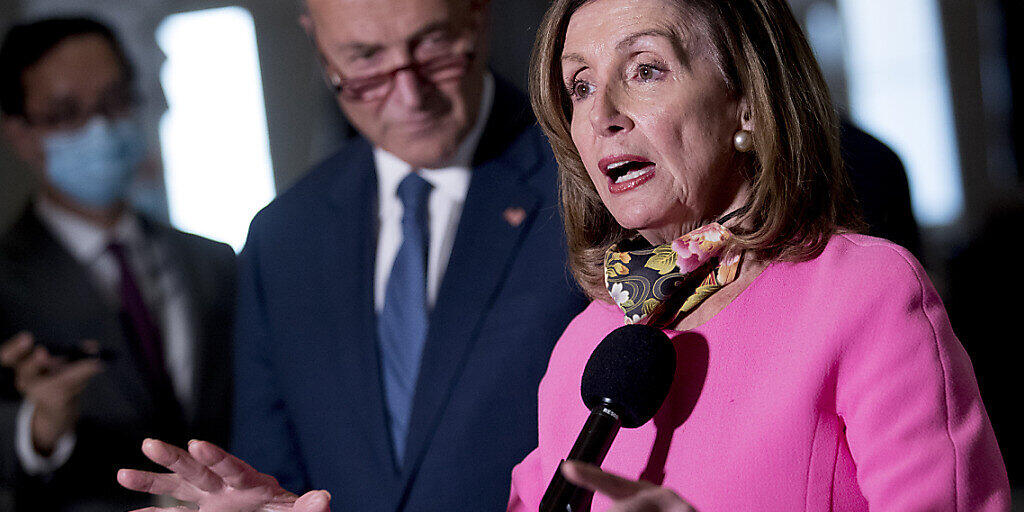 dpatopbilder - Nancy Pelosi, Sprecherin des Repräsentantenhauses, und Chuck Schumer, Fraktionsführer der Demokraten im US-Senat, nach einem Treffen mit US-Finanzminister Mnuchin. Foto: Andrew Harnik/AP/dpa