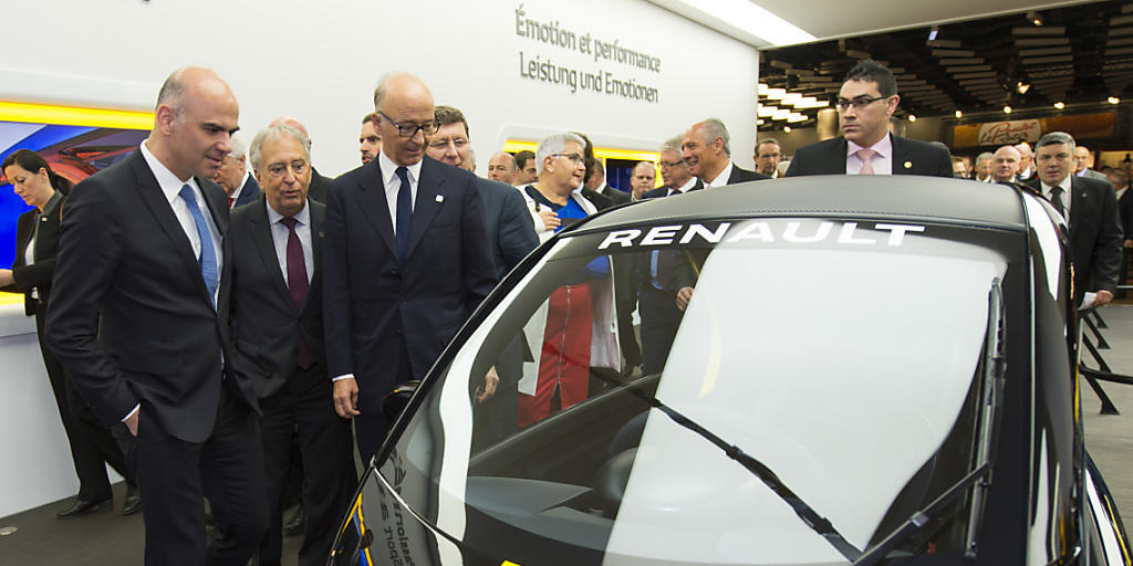Bundesrat Alain Berset interessierte sich auf seinem Rundgang am Autosalon eher für die innovative Autos als Sportwagen.
