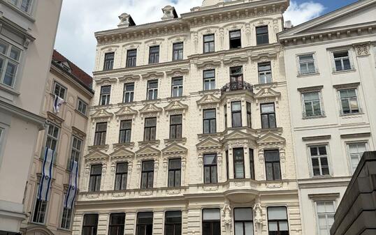 Das Kaufobjekt: Ansicht vom Judenplatz auf die Liegenschaft &laquo;Wipplingerstrasse 13/Judenplatz 9&raquo; in Wien.