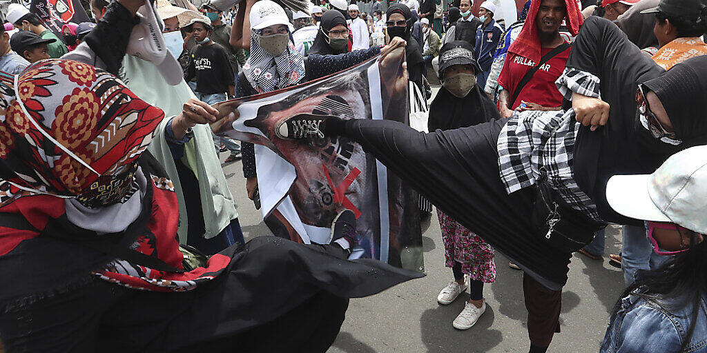 Indonesische Muslime protestierten gegen Macron und seine entschiedene Unterstützung säkularer Gesetze, die Karikaturen des Propheten Mohammed zur Meinungsfreiheit zählen. Foto: Achmad Ibrahim/AP/dpa