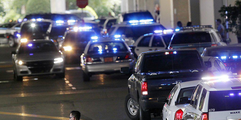 Ein Grossaufgebot der Polizei rückte am Samstag zu einem Einkaufszentrum im US-Bundesstaat North Carolina aus, weil dort Schüsse gemeldet worden waren. Es handelte sich um einen Fehlalarm. Auch der JFK-Flughafen in New York wurde am Sonntagabend teilgeräumt.
